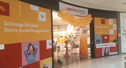 Foto des Ladenlokals, das das Jugendberufshaus Dortmund im Rahmen einer Beratungsaktion eingerichtet hat. Foto des Ladenlokals, das das Jugendberufshaus Dortmund im Rahmen einer Beratungsaktion eingerichtet hat.