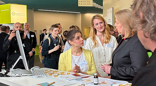 Mitarbeitende der Servicestelle Jugendberufsagenturen im Gespräch mit der Bundesministerin für Arbeit und Soziales Mitarbeitende der Servicestelle Jugendberufsagenturen im Gespräch mit der Bundesministerin für Arbeit und Soziales