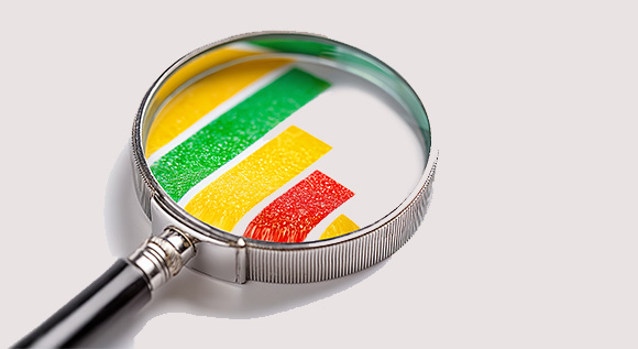 Lupe, die ein Sulendiagramm in Ampelfarben einrahmt