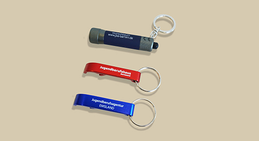 Zwei Flaschenöffner und eine Mini-Taschenlampe als Schlüsselanhänger Zwei Flaschenöffner und eine Mini-Taschenlampe als Schlüsselanhänger