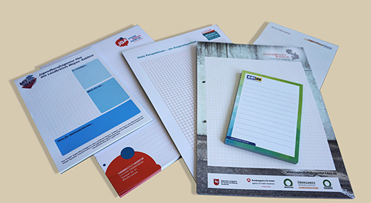 Papierkram: in zahlreichen Formen und Größen Papierkram: in zahlreichen Formen und Größen