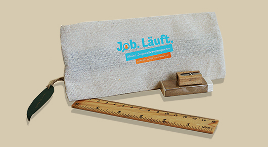 Material für den Schulalltag: Mäppchen aus Jute, Lineal und Anspitzer aus Holz, Radiergummi Material für den Schulalltag: Mäppchen aus Jute, Lineal und Anspitzer aus Holz, Radiergummi