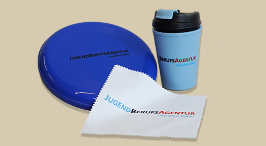 Frisbeescheibe, Thermobecher und Brillenputztuch