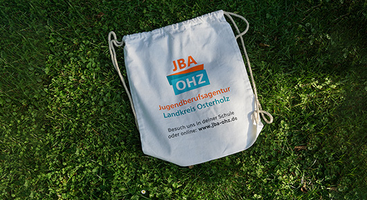 Beutel mit farbigem Logo der Jugendberufsagentur Landkreis Osterholz