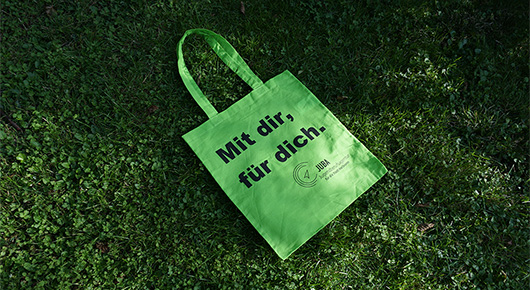 Grner Beutel mit Aufschrift "Mit dir, fr dich" der Jugendberufsagentur fr die Stadt Heilbronn