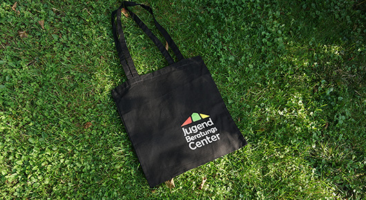 Schwarzer Stoffbeutel von JugendBeratungsCenter (JBC) Dresden