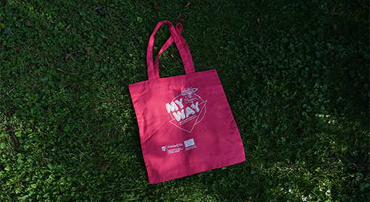 Pinkfarbener Stoffbeutel mit Aufschrift "My Way" der Jugendberufsagentur im Landkreis Mayen-Koblenz