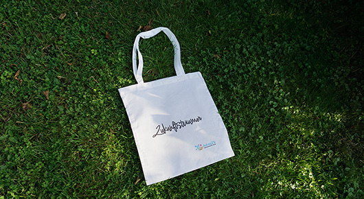Stoffbeutel mit Aufschrift "Zukunftstrumer" und Logo Jubag25 von der Jugendberufsagentur Freiburg