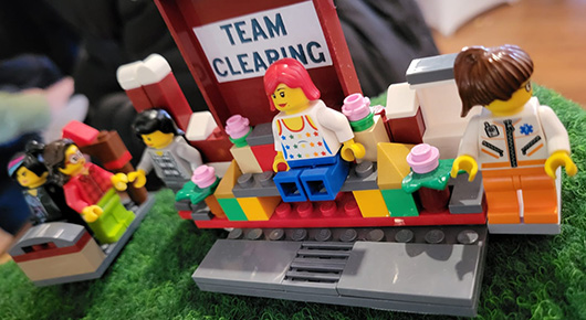 Lego-Modell mit Figuren und Schrift "Team Clearing"