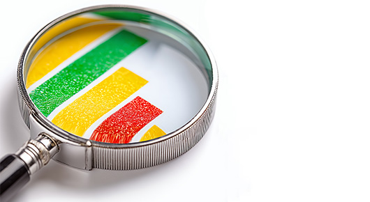 Lupe, die ein S�ulendiagramm in Ampelfarben einrahmt