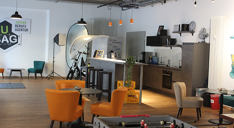 Blick ins Beratungscaf� der JUBAG Augsburg