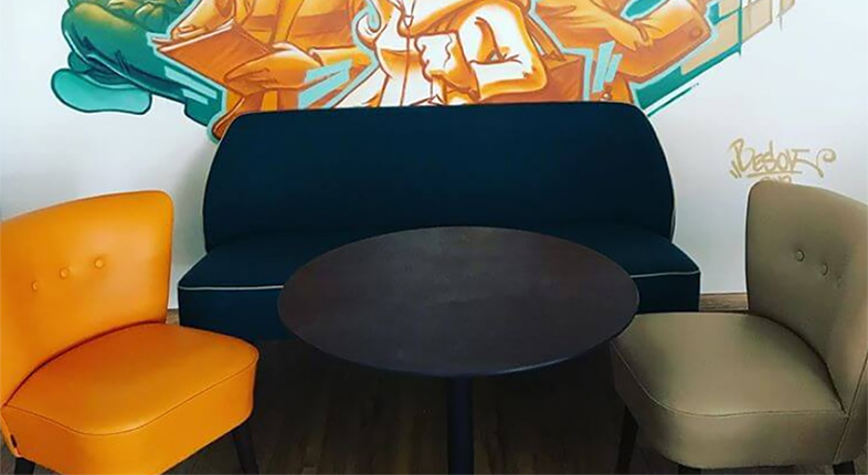 Sitzecke unter dem Wandbild