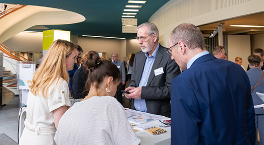 Zwei Mitarbeiterinnen der Servicestelle Jugendberufsagenturen stehen am Stand und sind mit Besucherinnen und Besuchern im Gespr�ch.