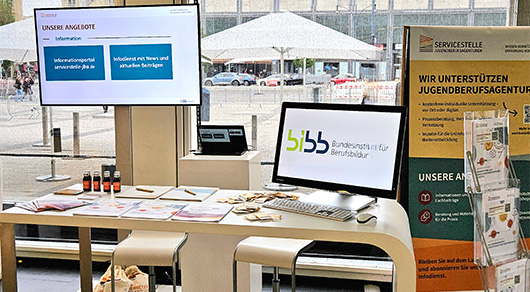 Der Ausstellungsstand der Servicestelle Jugendberufsagenturen.