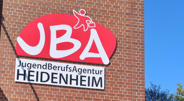 Das Logo der Jugendberufsagentur, das von Jugendlichen im Rahmen eines Wettbewerbs entworfen wurde.
