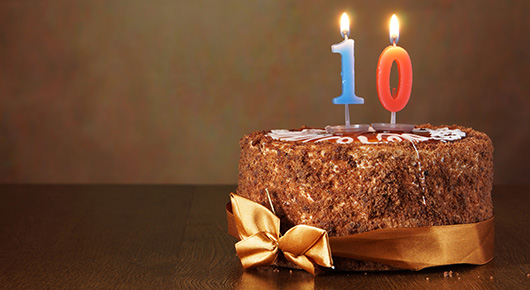 Eine Torte mit zehn Kerzen. Eine Torte mit zehn Kerzen.