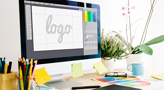 Auf einem Bildschirm steht das Wort "Logo" Auf einem Bildschirm steht das Wort "Logo"